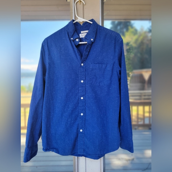 Old Navy Classic Button-Down Shirt - Picture 2 of 8